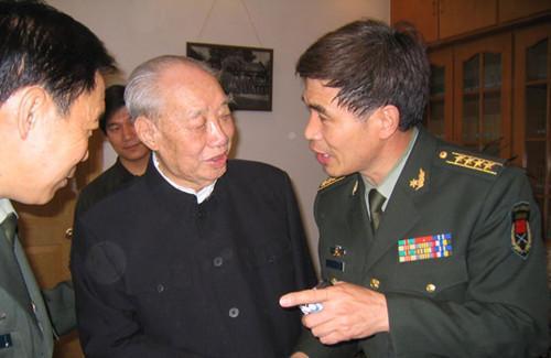 一些国内外的出版商邀请他写回忆录且出价不菲，都被他拒绝了。他说：“写了就是既得罪