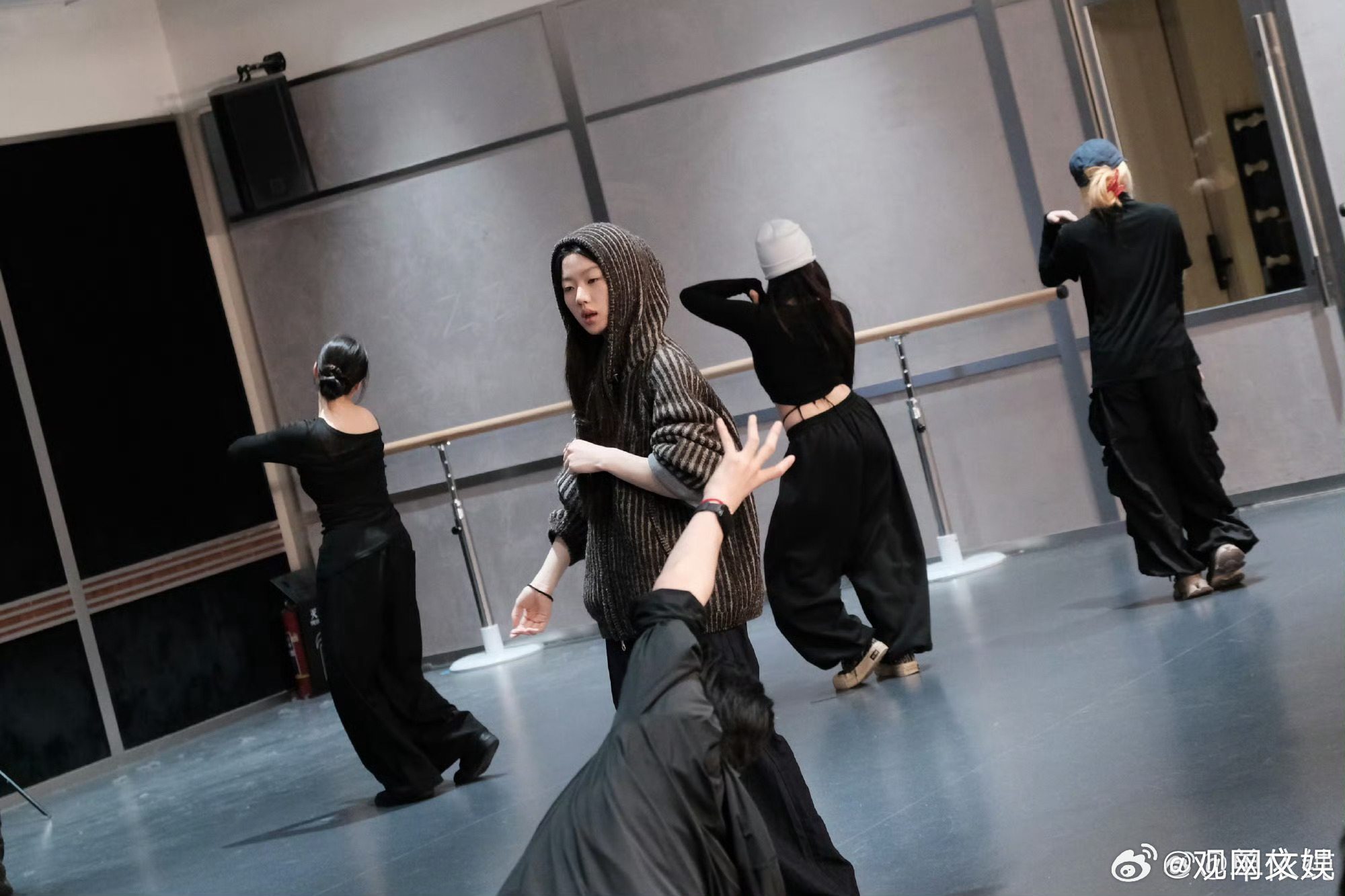 单依纯长文道歉”李荣浩说不需要赔偿 3月30日凌晨，发布长文道歉，承认演唱会在实