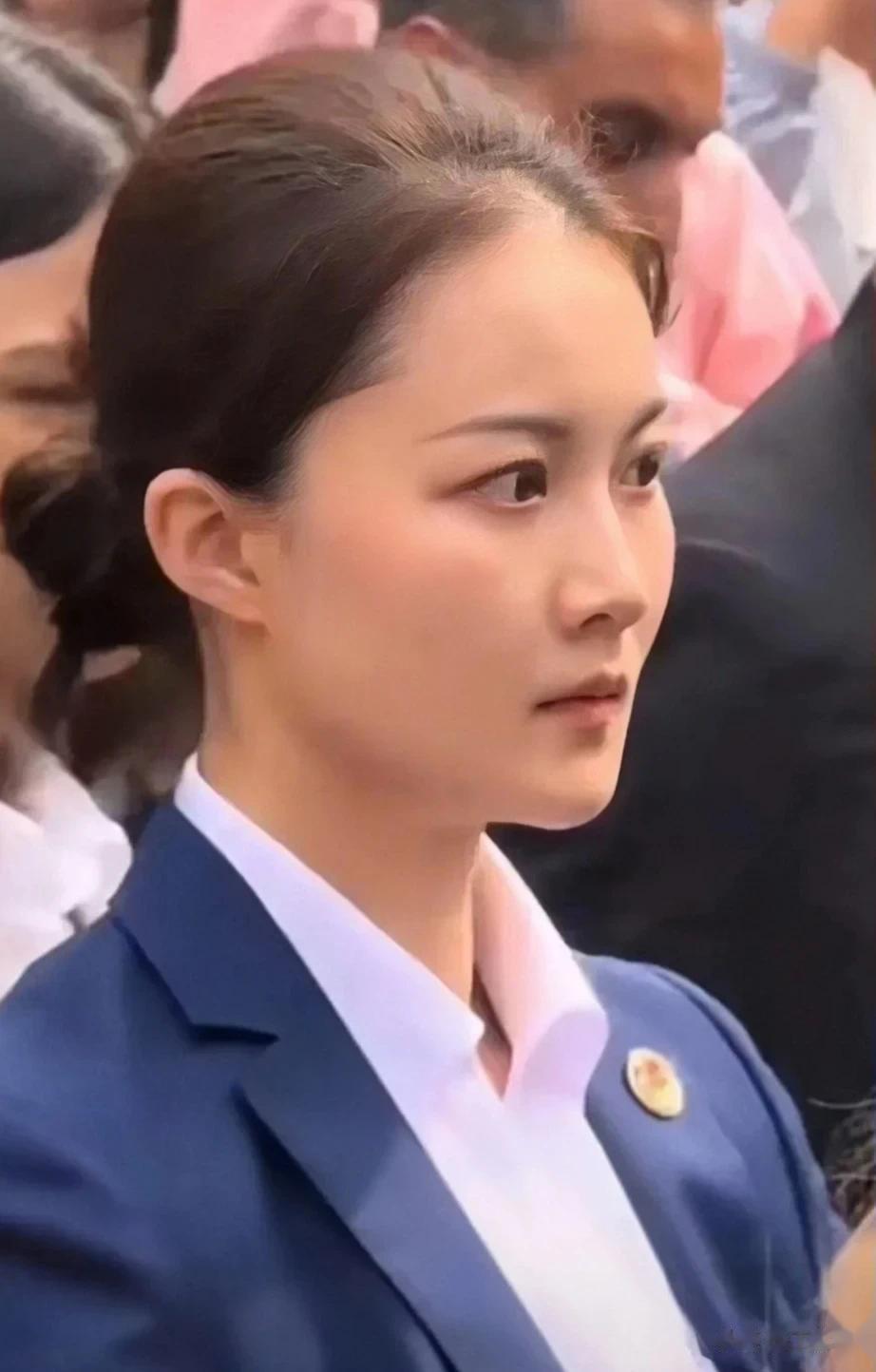 有人问:前几天守护“沙漠玫瑰”的中国女保镖，眼神凌厉，她到底是谁、什么出身？一起