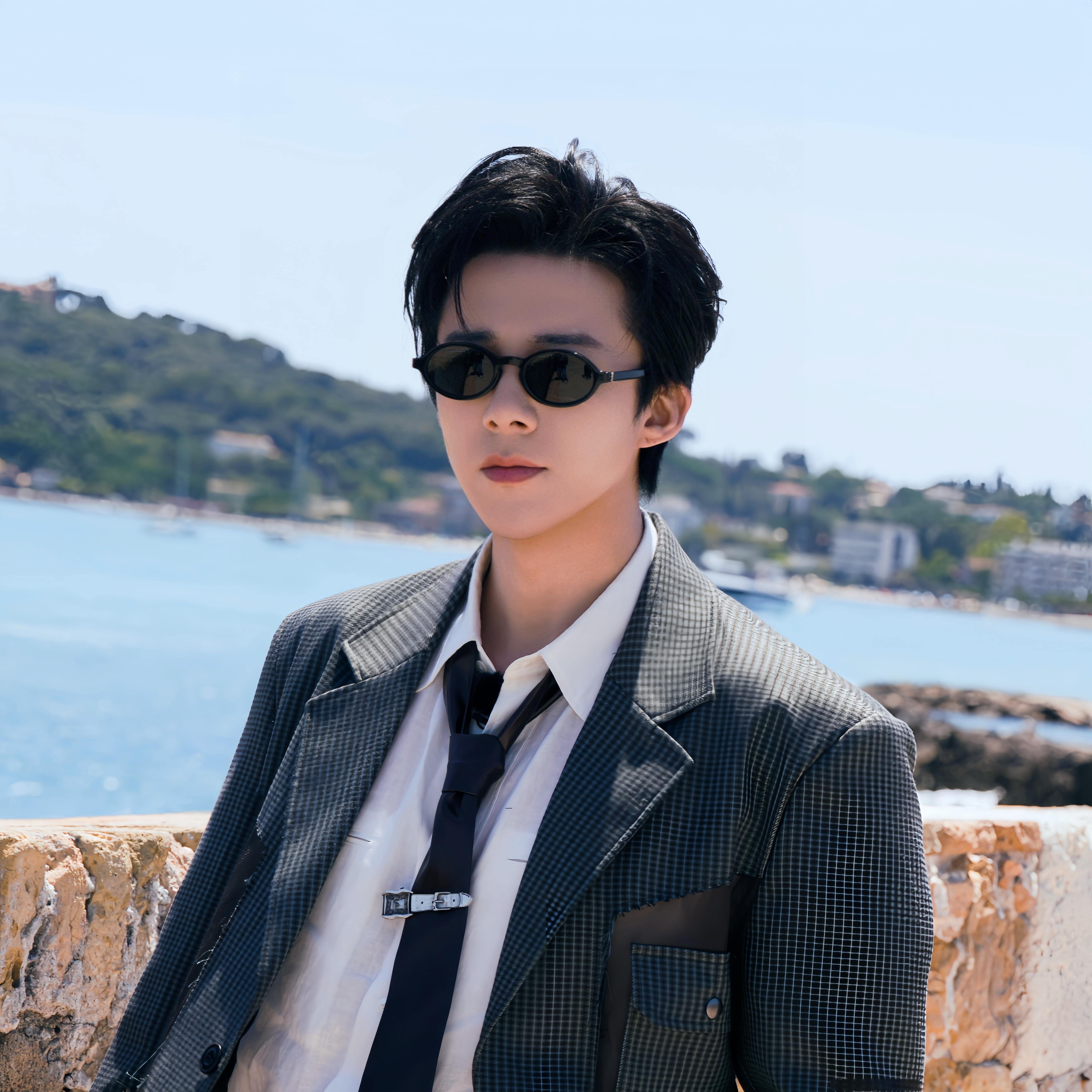 黄子韬演唱会上的刘宇宁该相逢的人终会再相逢，刘宇宁如约而至好友演唱会，用歌声叙说