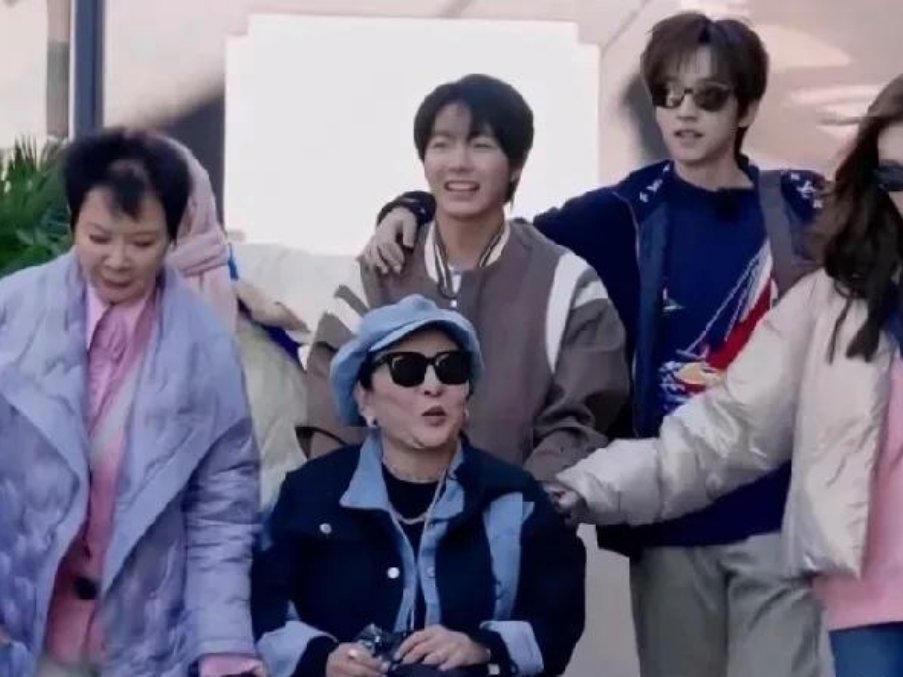 向太坐在轮椅上，非常感谢的对李小冉等人说：“我老公跟我说谢谢您照顾我。”李小冉：