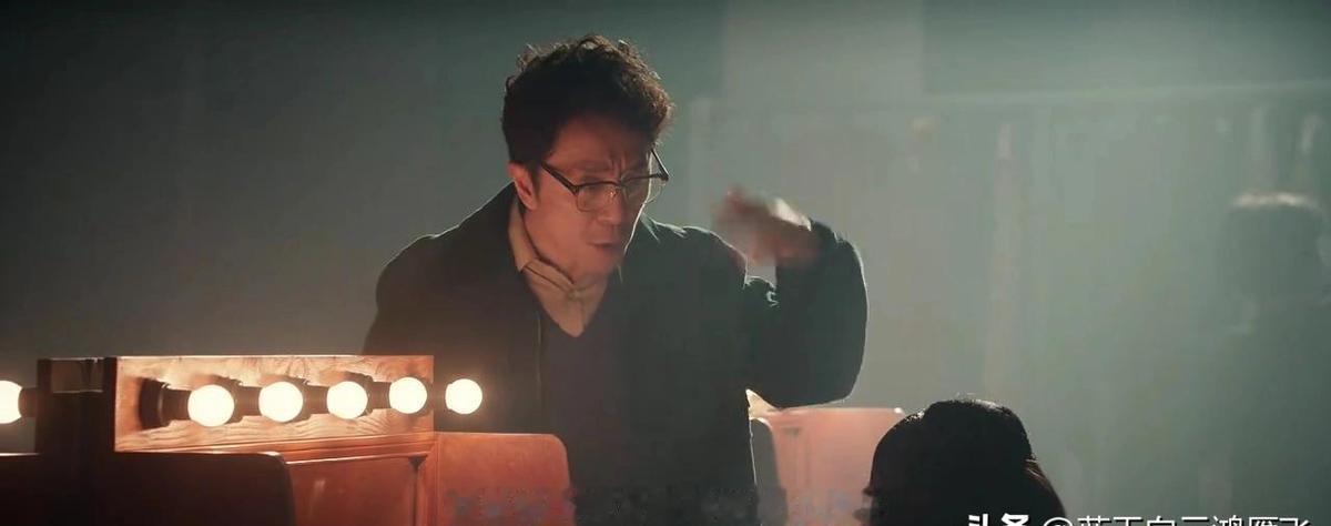 封导老婆蹲在院子里，两只手泡在冷水里搓尿垫。
搓完一块，还有三块等着她。
她以前