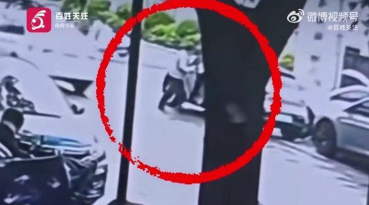 福建三明女司机脚踢保安事件反转

根据红星新闻报道，福建三明永安市，一名女司机接