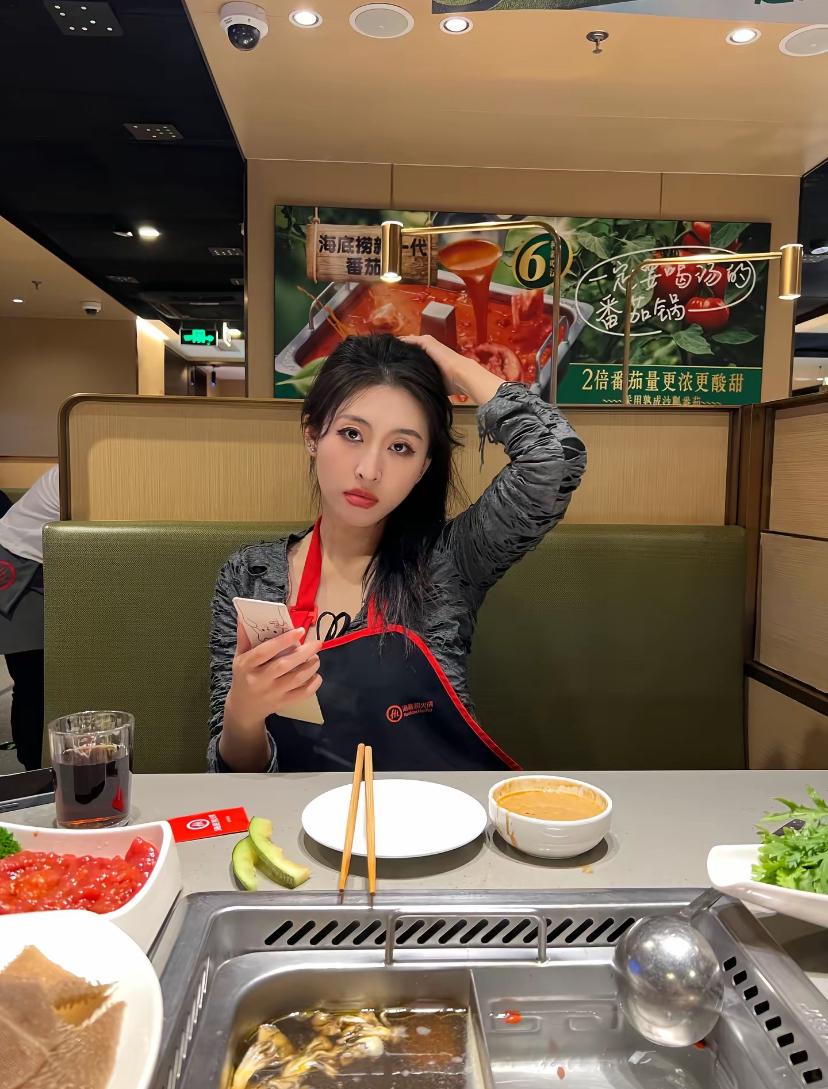 周末，老板让总经办陪他女儿吃个饭。整个吃饭期间，这女孩手机就没有离开过手！
真服