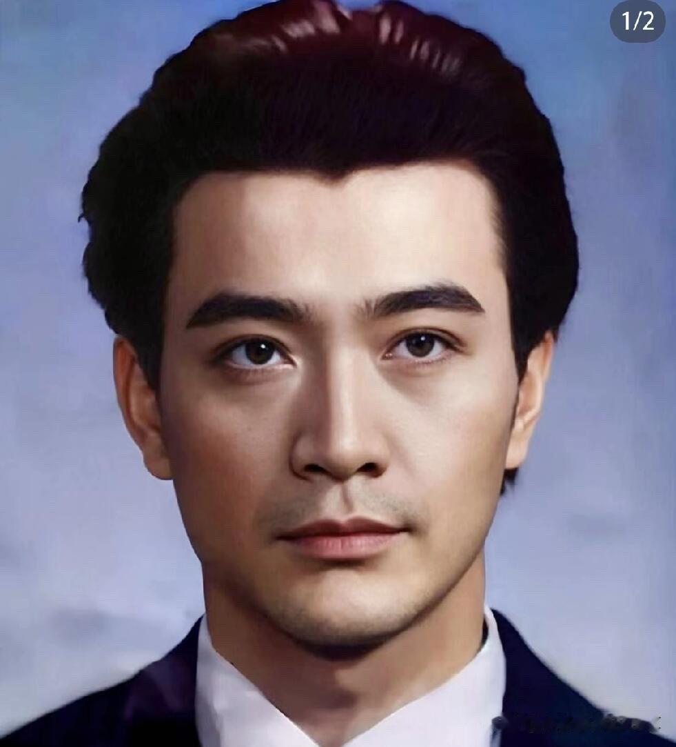 周里京是真正的亚洲第一帅哥，颜值比年轻时候的阿兰德龙帅一点，俊朗少年，眉清目秀，