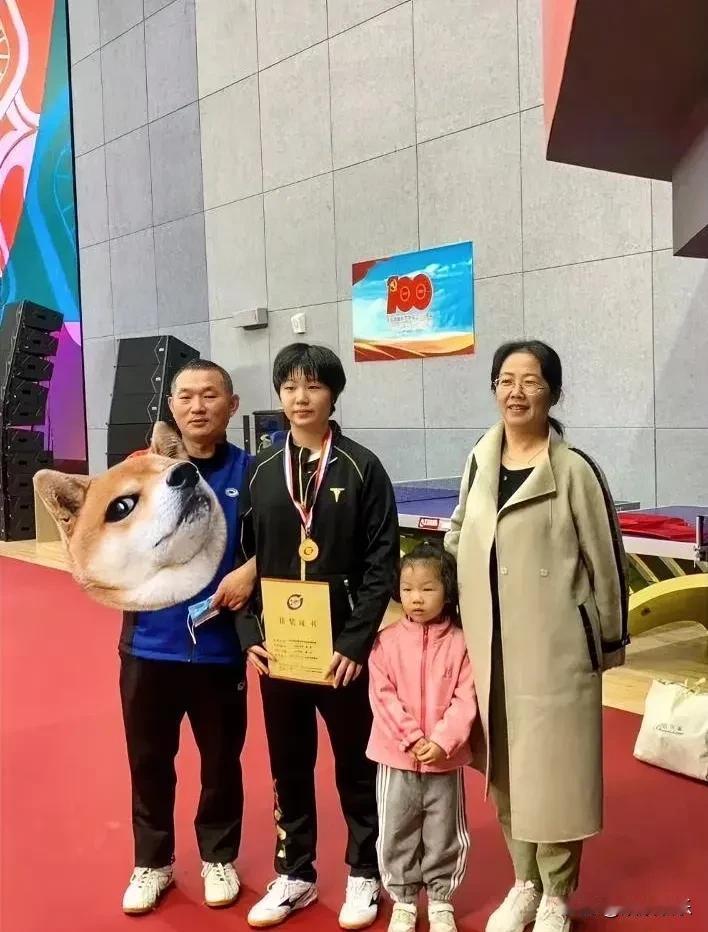 这是一张蒯曼和父母以及妹妹的合照！照片里的他们笑容满面，一看就是无比幸福的一家人