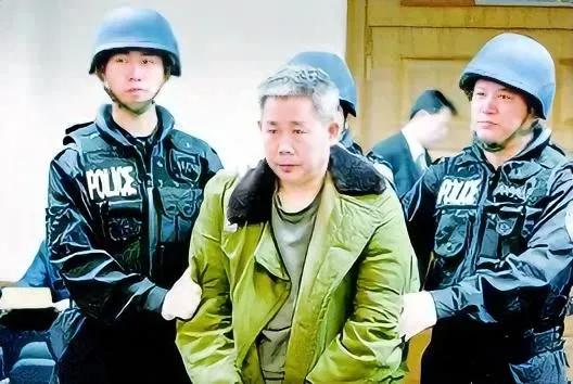 2005年，死刑犯曲斌安被押赴刑场，留下了这一张照片，镜头中的他穿着军大衣，看起