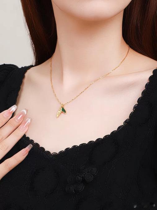 闺蜜说黄金显老，我直接拿出我之前买的周大生黄金项链，她当场就被种草！现在我俩一人