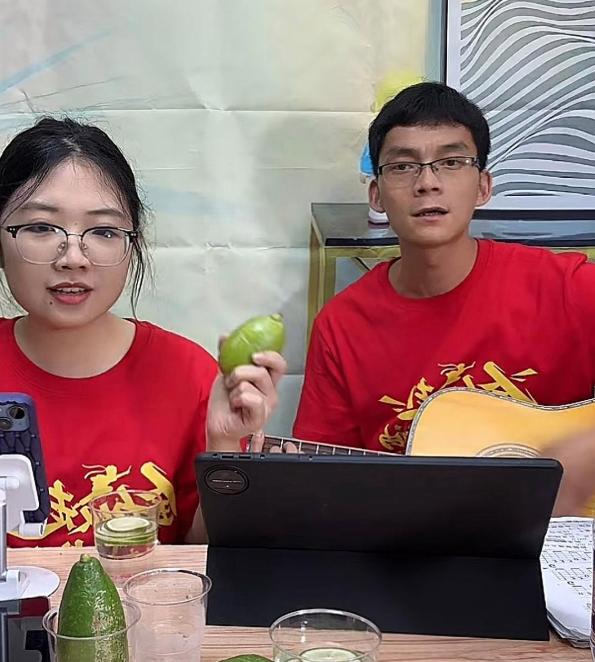 一个985研三女生，不找大厂实习，不写毕业论文，跑去跟一个复读16年的男人搭档直