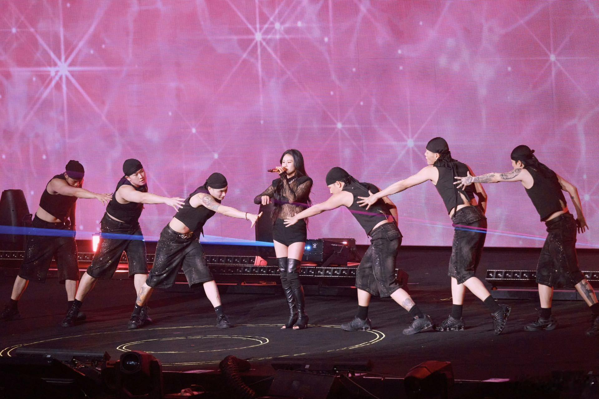 袁娅维月亮撒野巡演内地收官袁娅维真的好厉害，特别喜欢她的舞台风格和声线，面对杭州