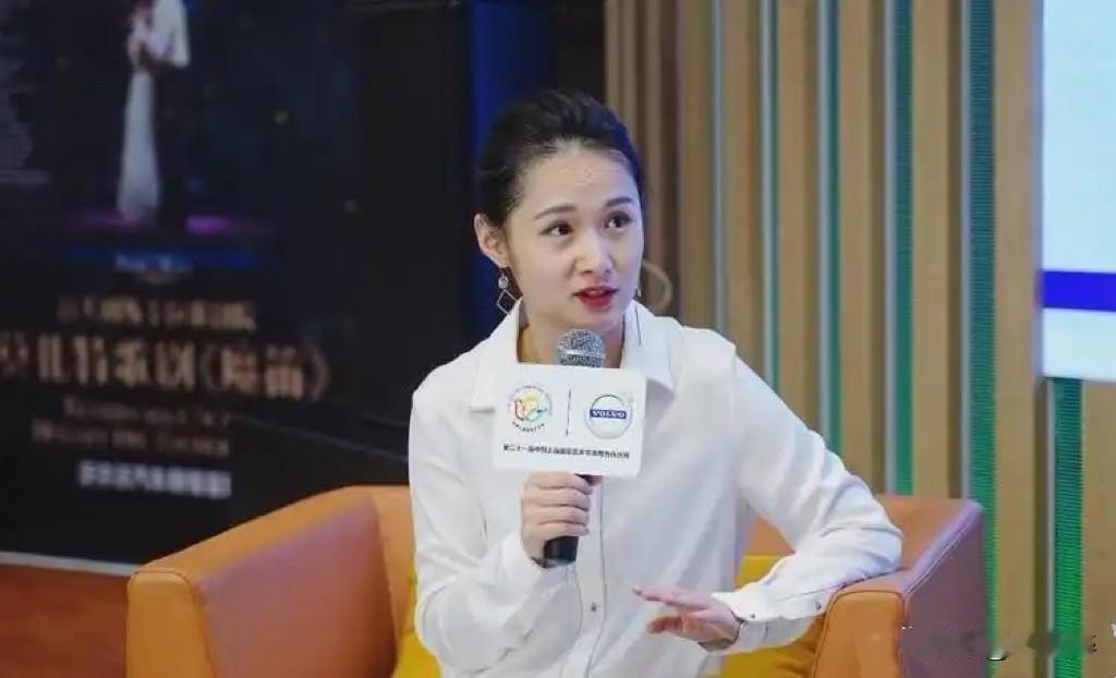 支持陈璇维权，不等于替她洗地。
公场半蹲递麦观感不妥，网友完全可以批评主持礼仪，