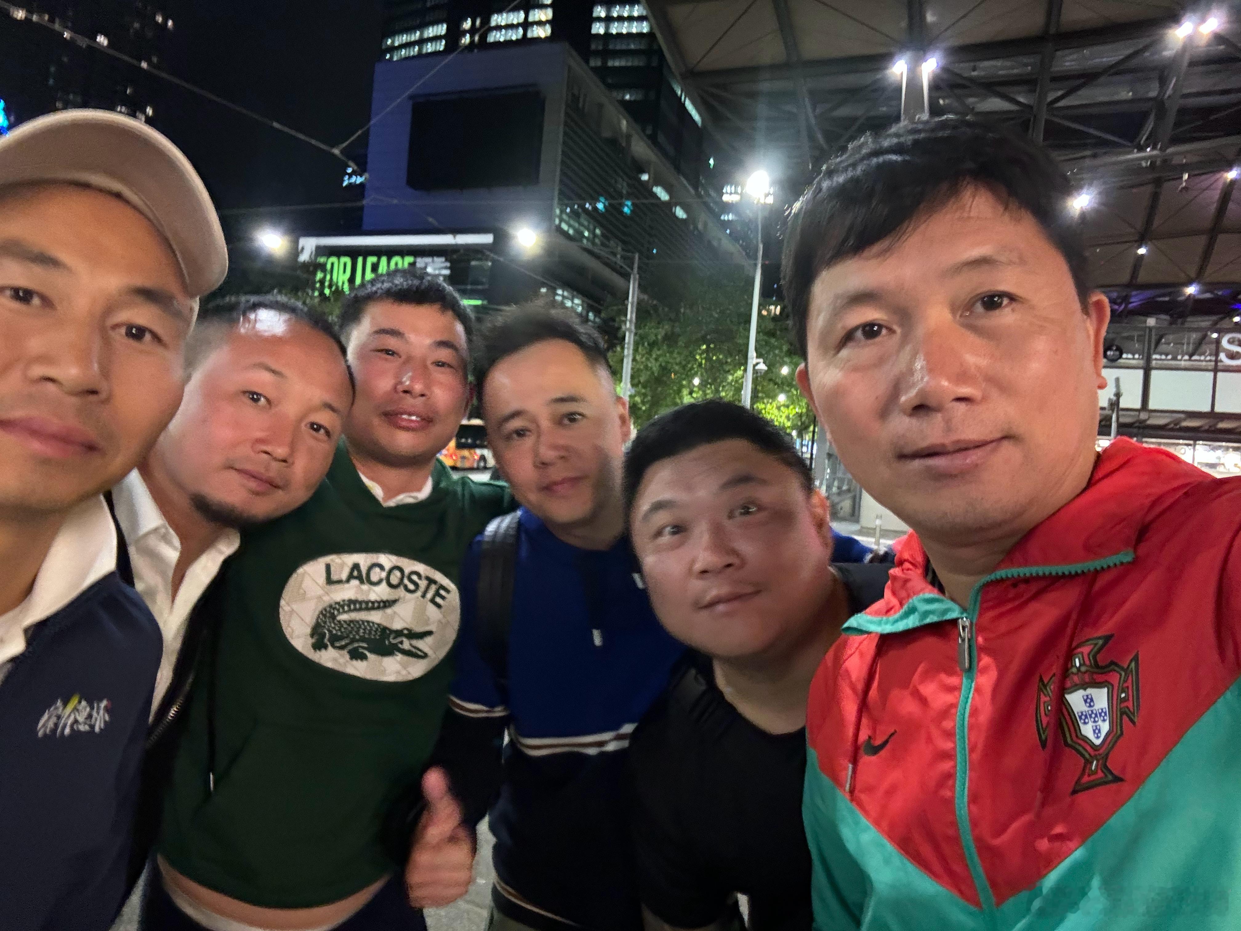 天大的缘份！澳大利亚墨尔本南十字火车站街头偶遇澳网业余赛团体冠军成都队，遇见一众