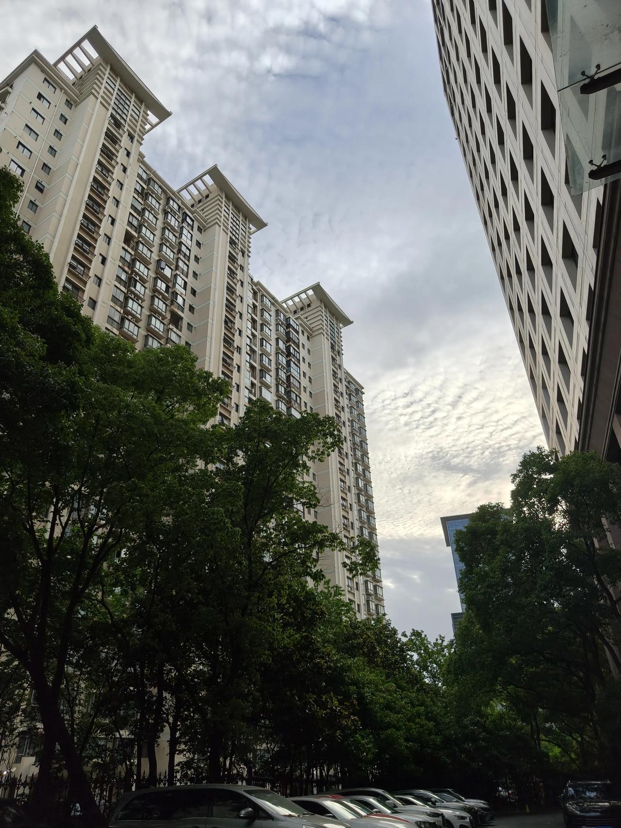 今日份天空随手拍实景图分享！

下班时候天气还不错，就是风大

室外不能打羽毛球