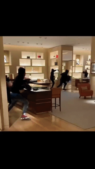 实拍美国🇺🇸黑人“零元购”现场！
他们闯进商场、高档奢侈品店里看见什么就抢什