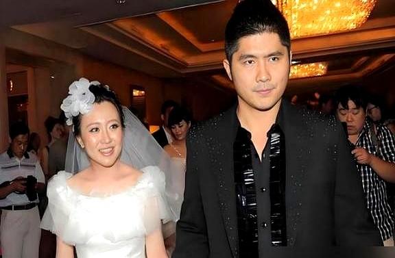 嫁给身家10亿的富豪，却带着儿子在娘家住了14年，这种婚姻到底图个啥？

潘长江