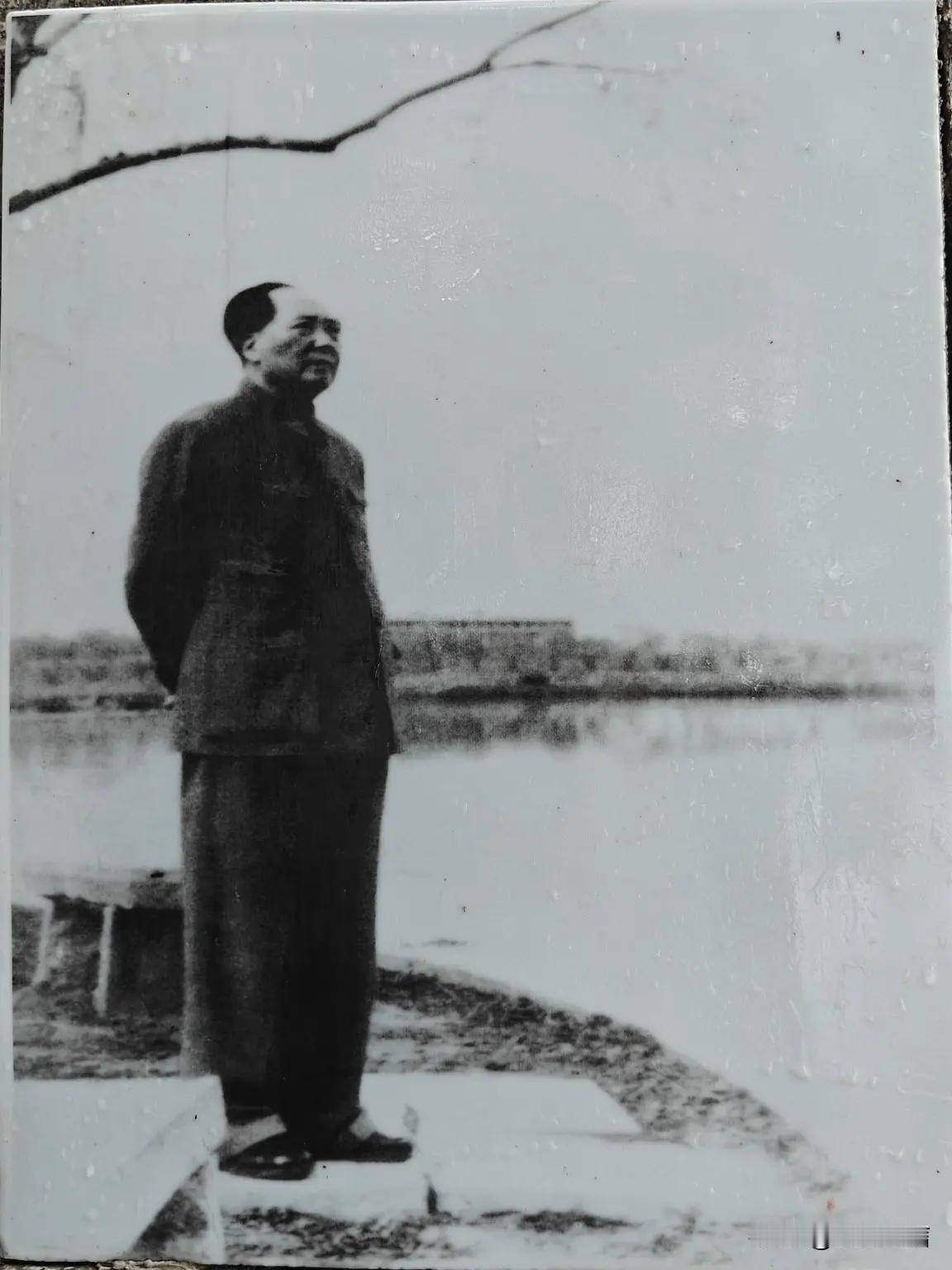 年少时，老师常教育我们：苦不苦？想想红军两万五；累不累？想想革命老一辈。生在新中