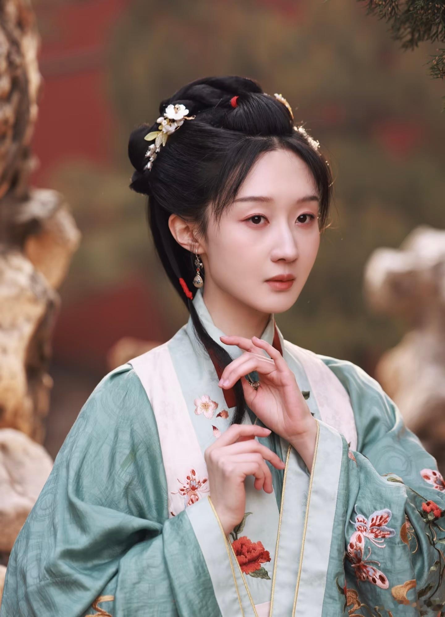 何不同舟渡 《何不同舟渡》官宣谢照秋一角由曲禾出演，看到这个消息瞬间兴奋起来！曲