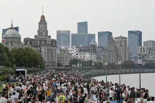 完整榜单新鲜出炉！五一假期首日，多个热门景区迎来游客爆棚的盛况，仿佛一夜之间，城