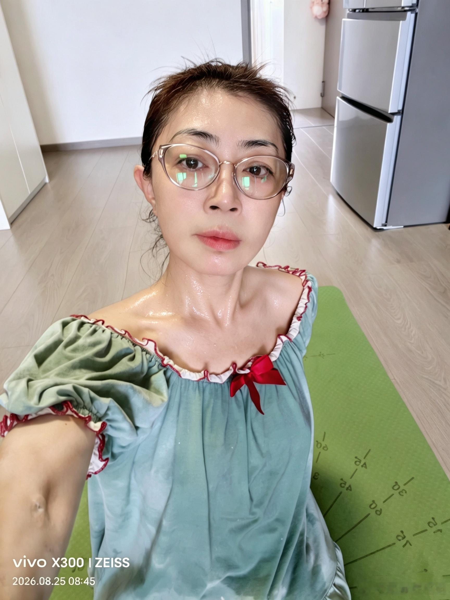 我们闺蜜群里最小的妹妹，今年也满五十岁了，悄悄办完了退休手续。其实她并没有真正的