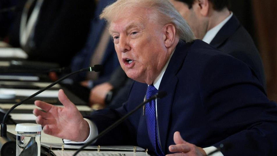 特朗普深陷执政危机，支持率持续探底。据《经济学人》数据，其无党派选民支持率仅29