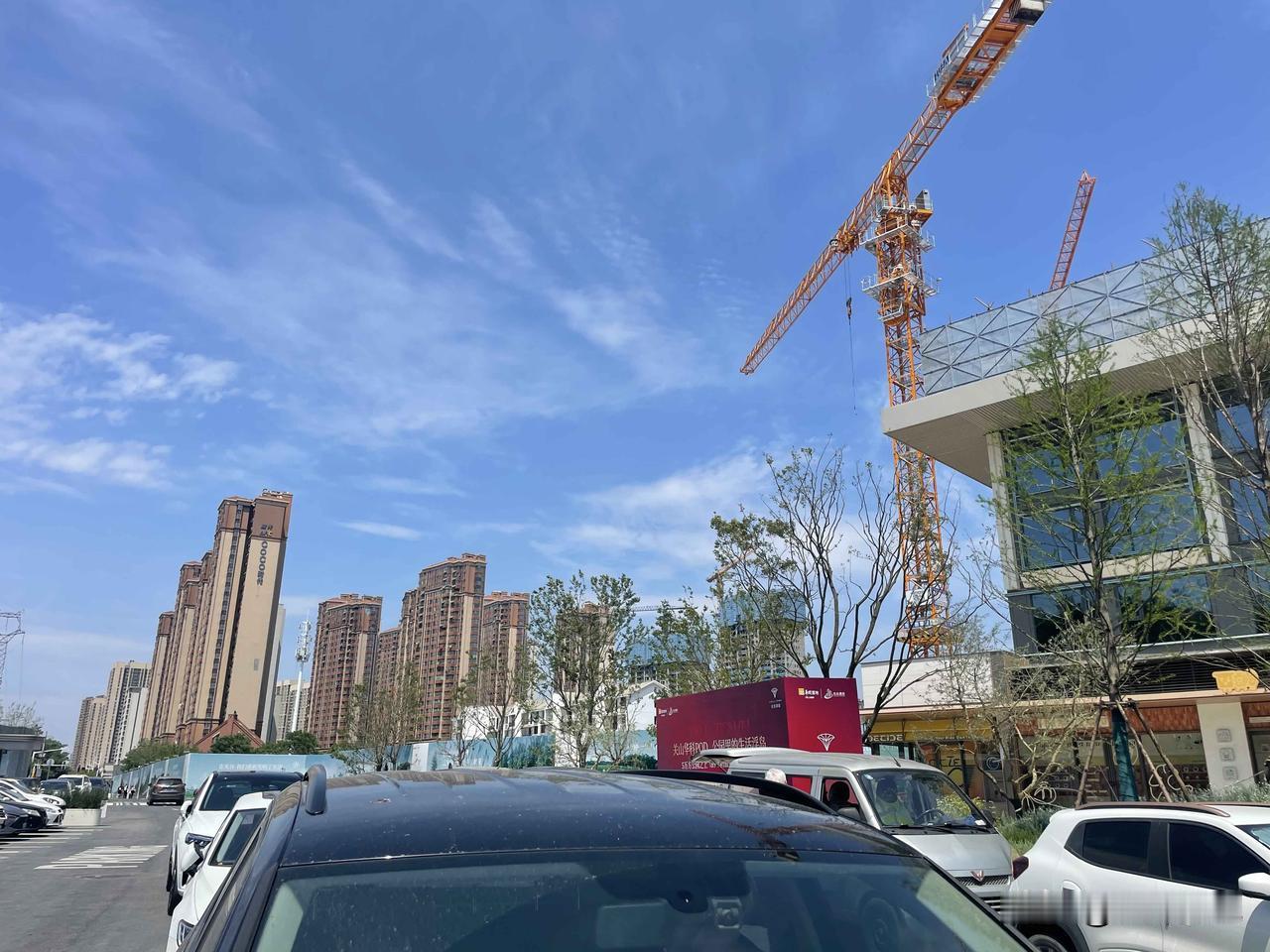 博主今日踩盘
        其实博主一直不太看好这个楼盘，从拿地到开盘，从来都