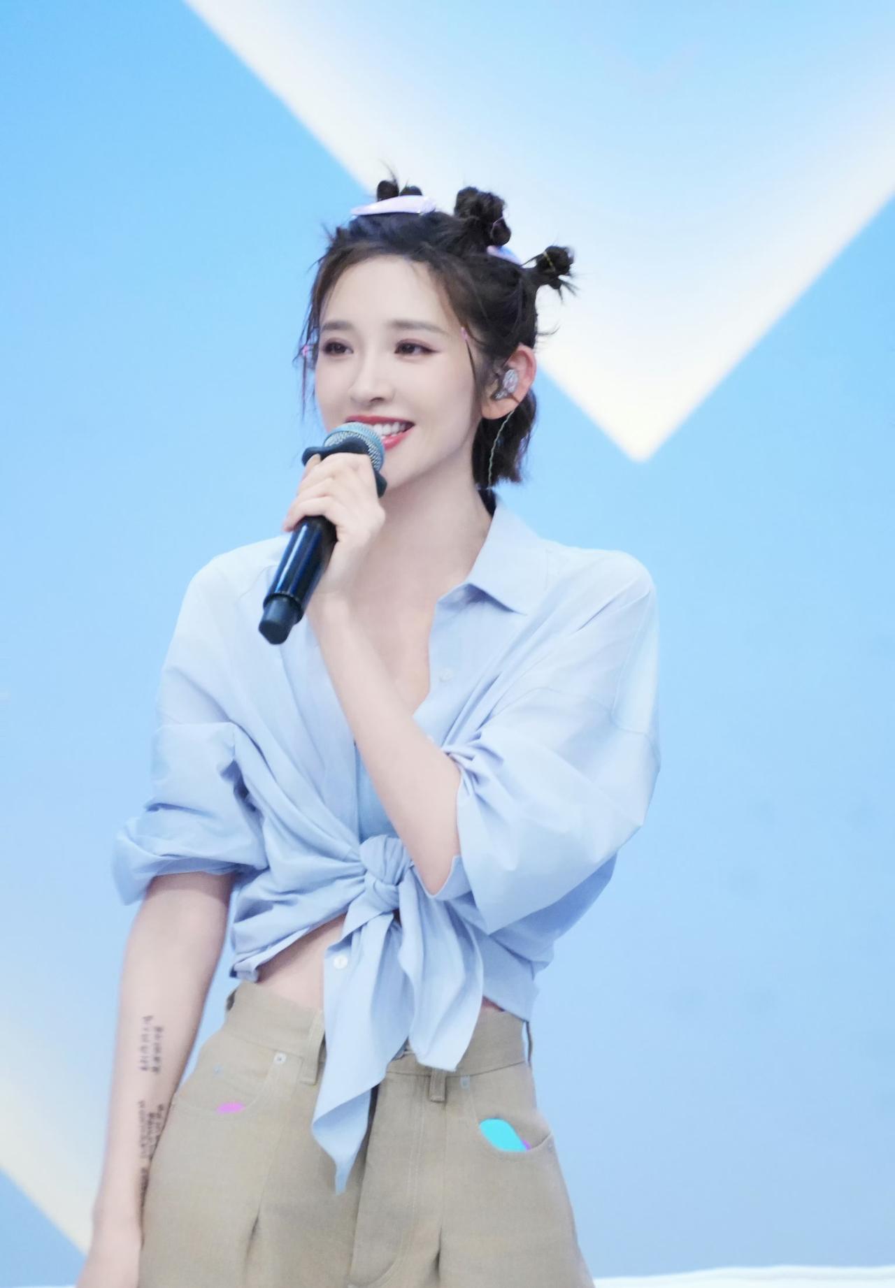 看着花絮里糖糖扎起小啾啾的样子，真的瞬间被治愈了！
 
那种全情投入的专注，还有