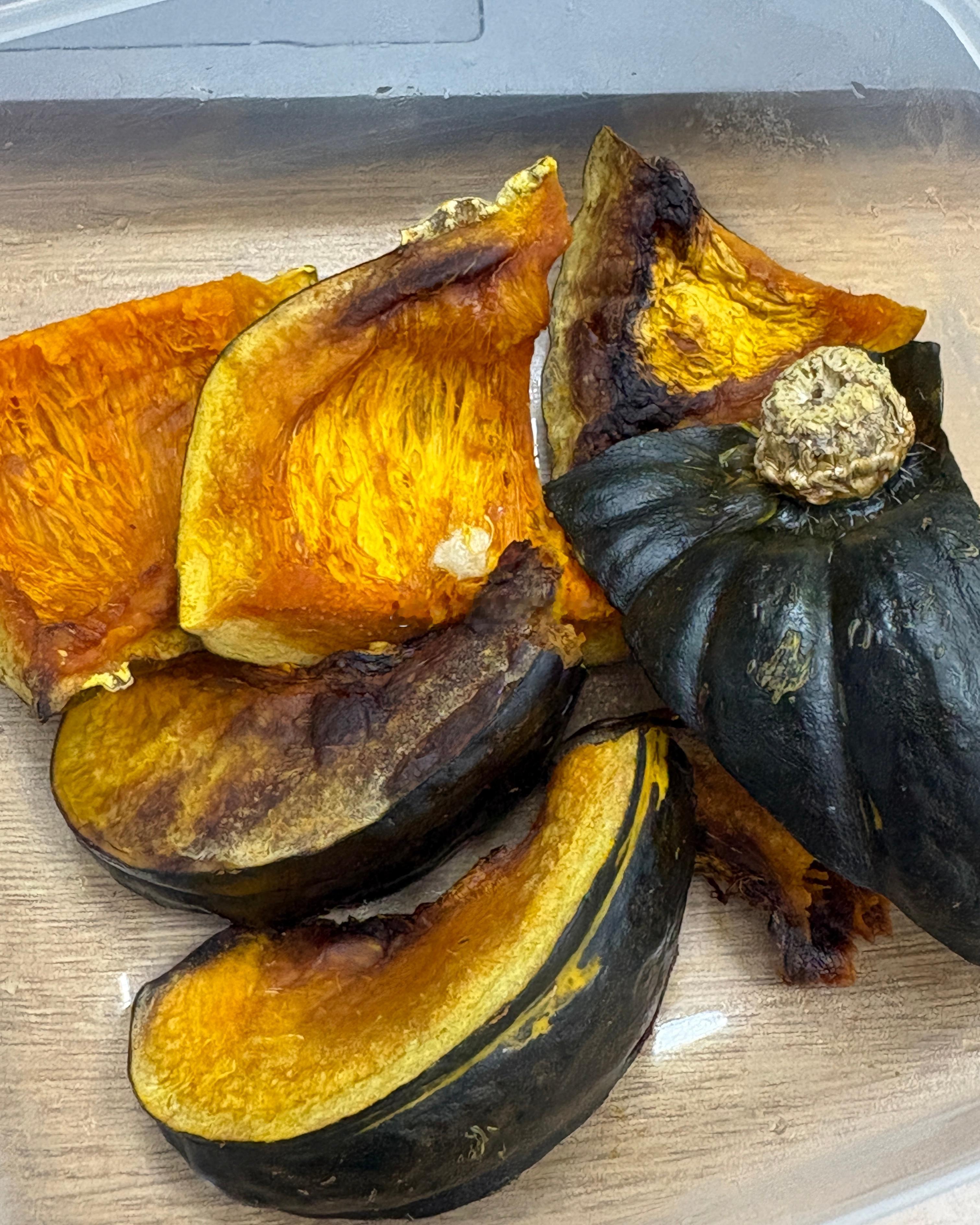 下午加餐（用空气炸锅烤出来的贝贝南瓜🎃）能把人香晕倒了别看丑丑的 外皮还焦黑了