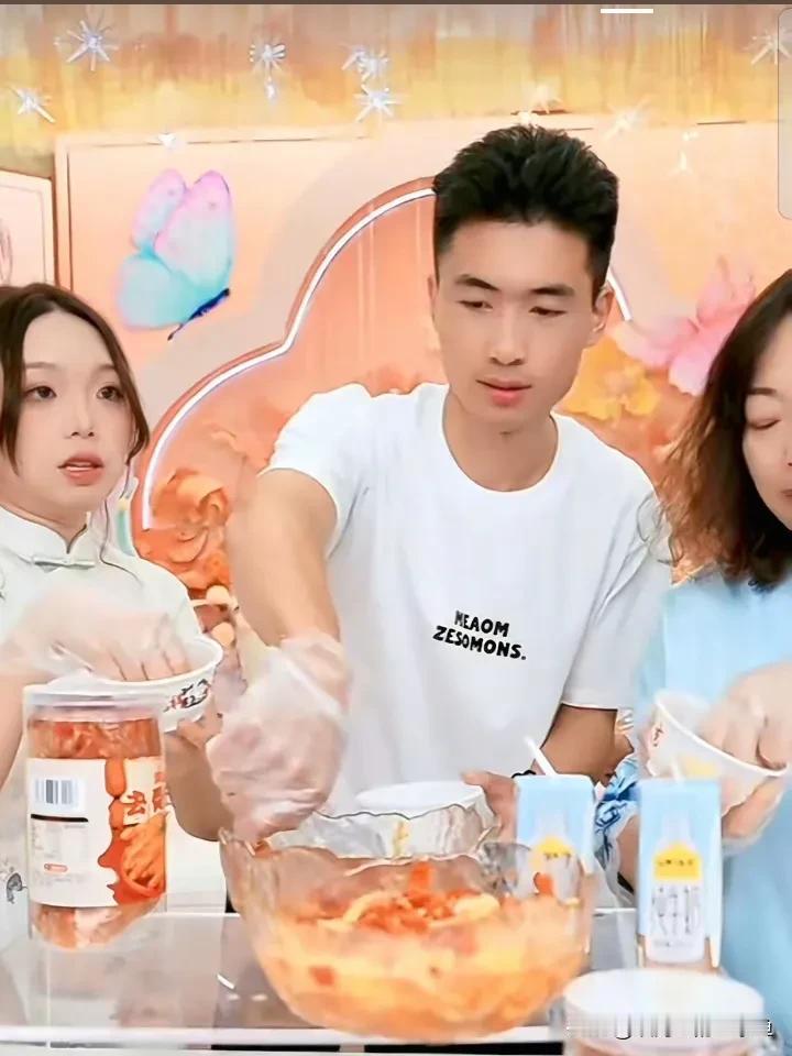 还真不是网友们强行当月老拉红线，实在是太配了！

今天许健华带货浩男的战友海军又