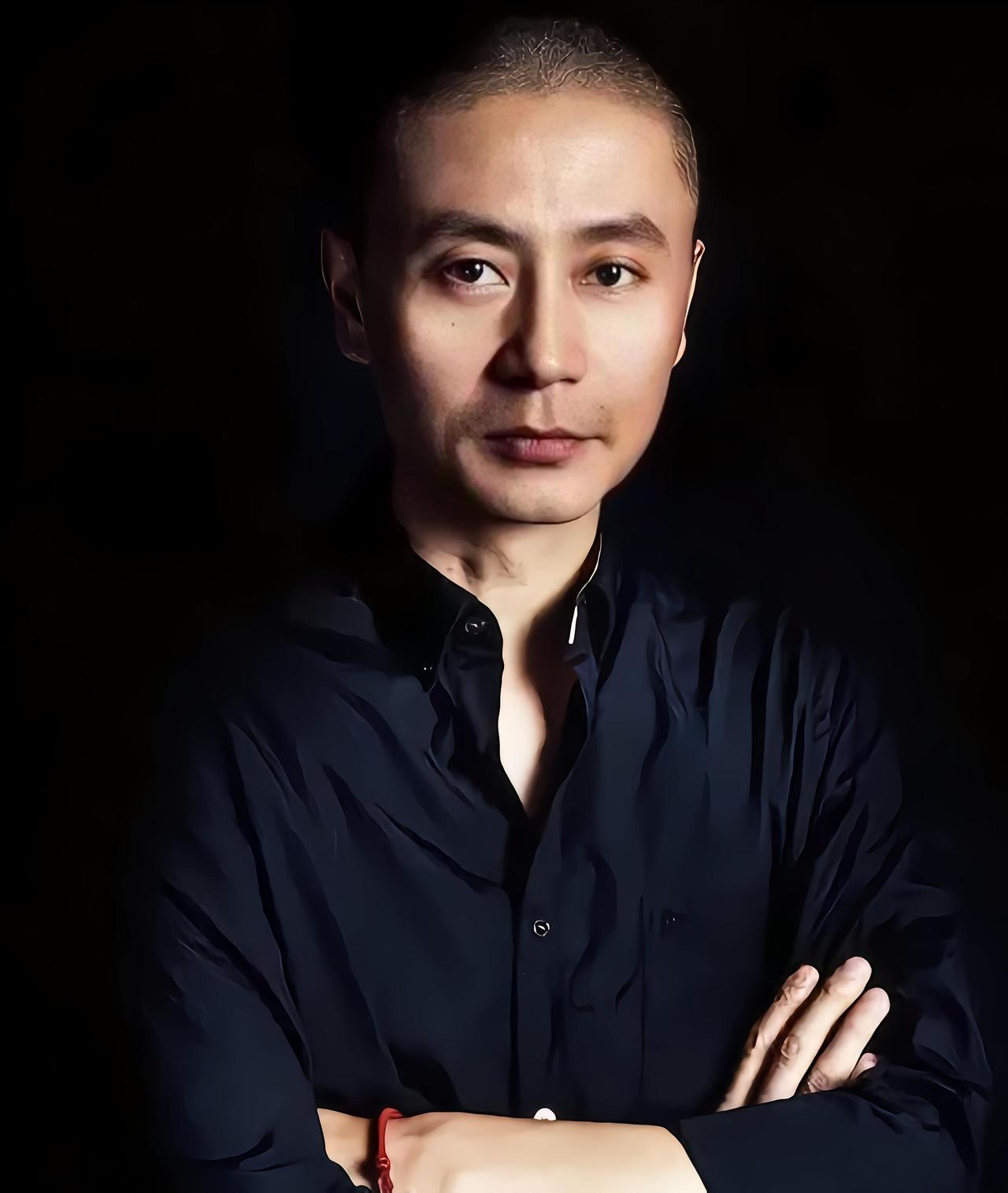 李雪，于1974年11月出生在山东省，中国内地男导演、摄影师。
 
搁二十多年前