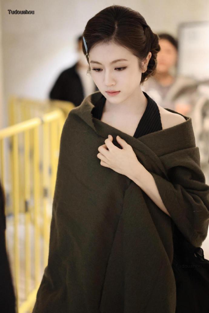 星光大赏李兰迪出图，李兰迪公主盘发小黑裙，咱看得出她是公主，一整个期待住待会和我