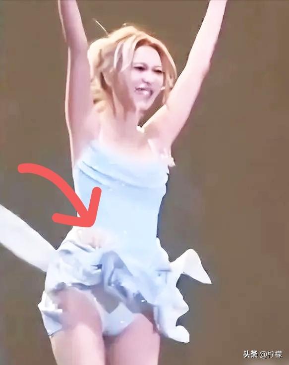 40多岁的薛凯琪，
一件薄纱裙，直接把内娱一众小花的遮羞布给扯了。一堆人盯着那件