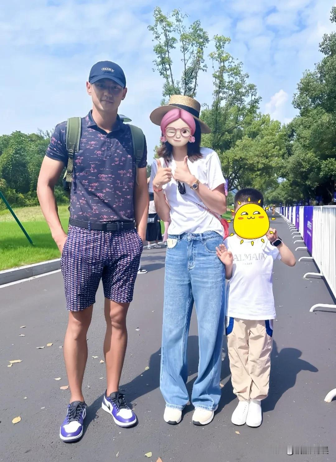 到底是国家队严选的，这身材、气度没得说！
宁泽涛现身北京一高尔夫球场，个子好高，