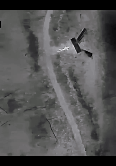 无人机对战场形态造成的影响太大了，传统战术已经不再适用。这名士兵从掩体内爬出来，