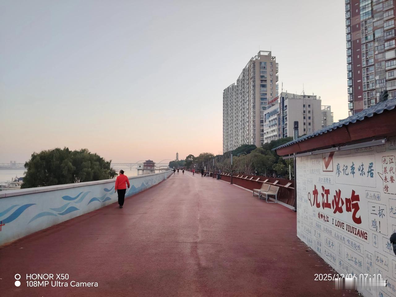 奋进江城共筑新篇长江岸边晨练“奋进江城共筑新篇”