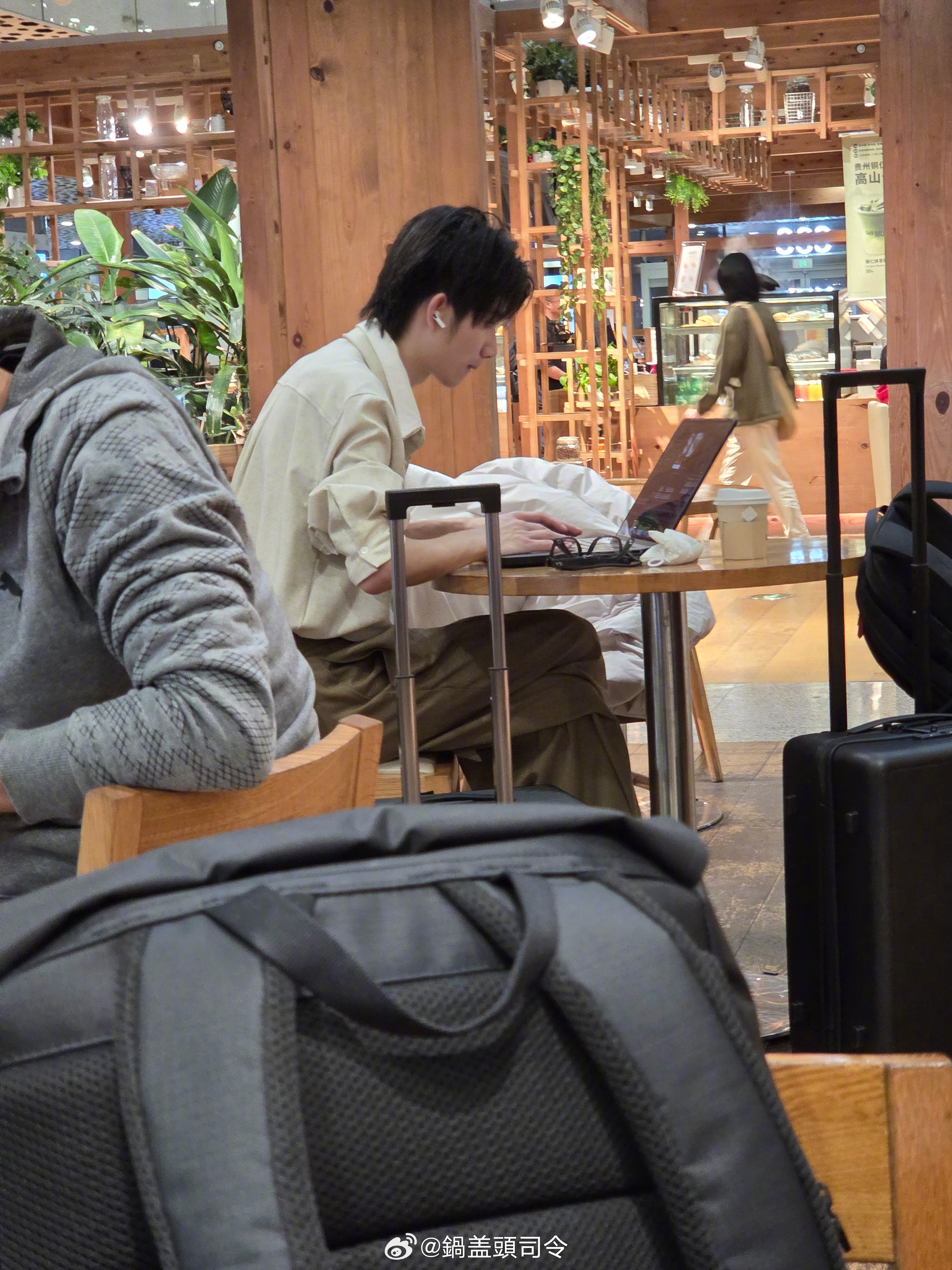 早班机，遇见在机场剪视频。太特么拼了，这么卷。怪不得羊驼成功。 