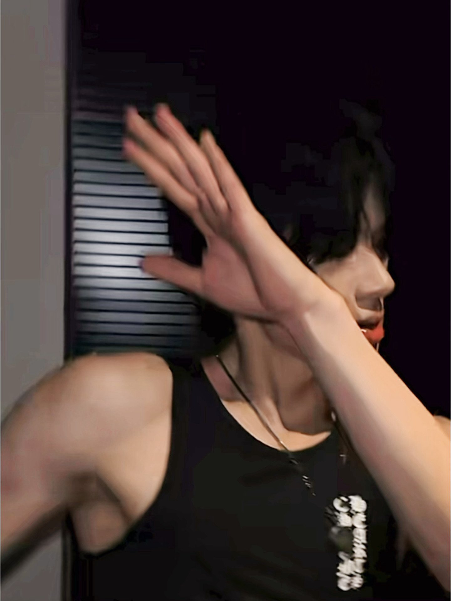 巨媚 