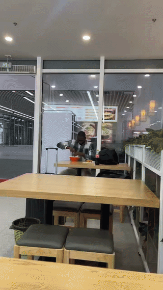 每次看到黑人吃拉面真能把人笑死。
看起来他们确实是用不惯筷子吃饭？
不过这个黑人