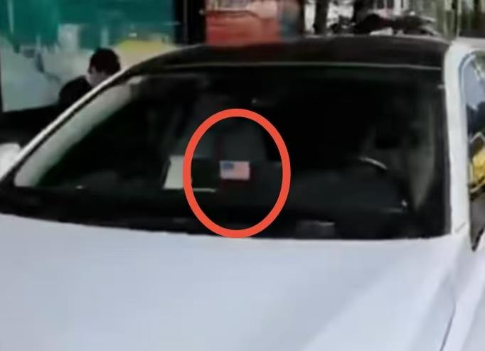 在自己的座驾里明目张胆地摆出美国国旗，

有人认为，这是我的自由，管不着；

有