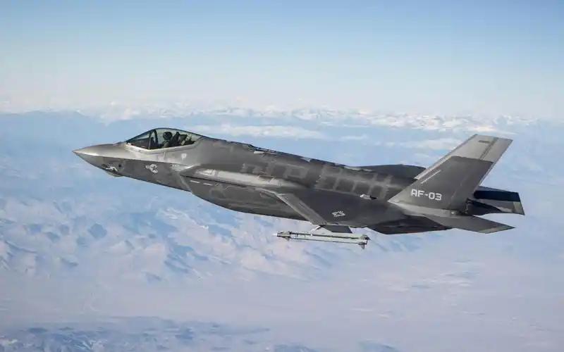 美F35B战机坠毁，现场画面曝光，烧到只剩残骸，白宫沉默
 
2026年7月31