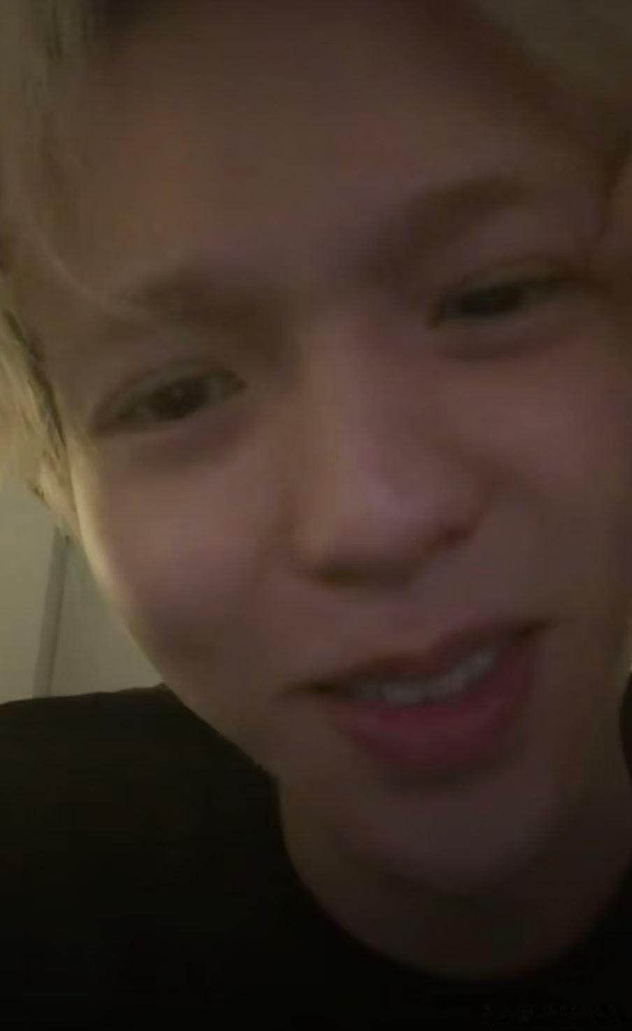 李昊深夜直播眼泛泪光李昊不知道还有多少次十个人的舞台 李昊深夜动情，眼泛泪光聊起