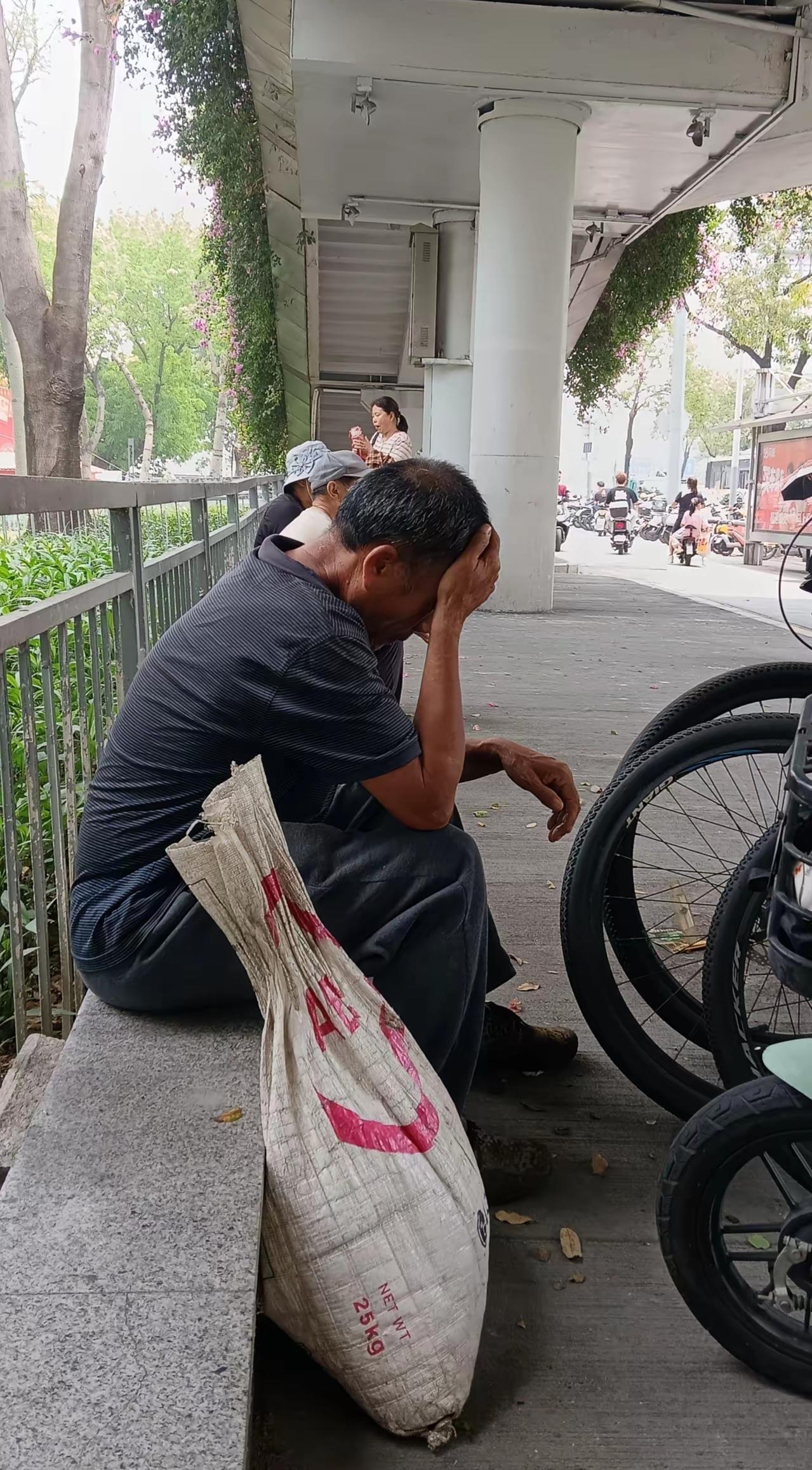 这位大叔今年已经63岁，在深圳一家工厂流水线打工，昨天被老板辞退，老板嫌他干活太