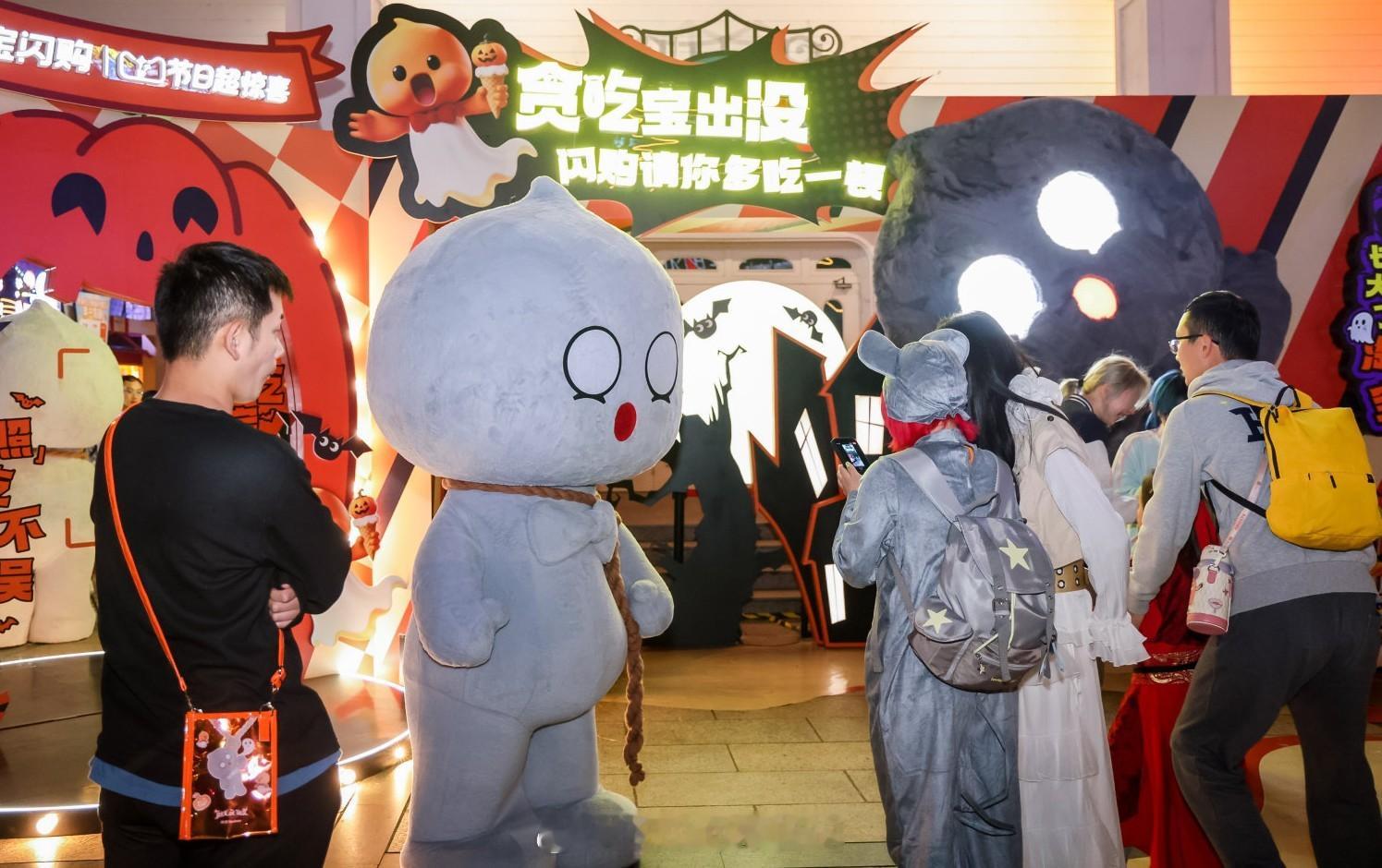 上海网友的精神状态还是太超前了 大家真的太有才了，不仅网友如此，上海欢乐谷的美食