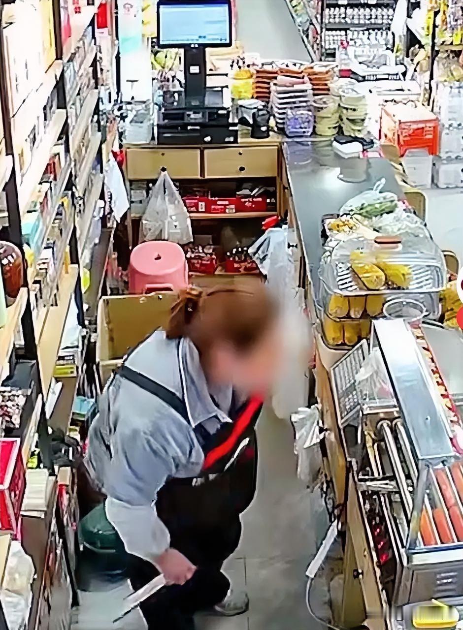 日防夜防，真是家贼难防
超市方发现后，结局可想而知
某地超市收银处监控显示，一收