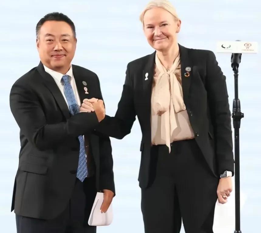 进言刘月半

成都首届混合团体世界杯，大胆创新，采用15局8胜制，充满了悬念与紧