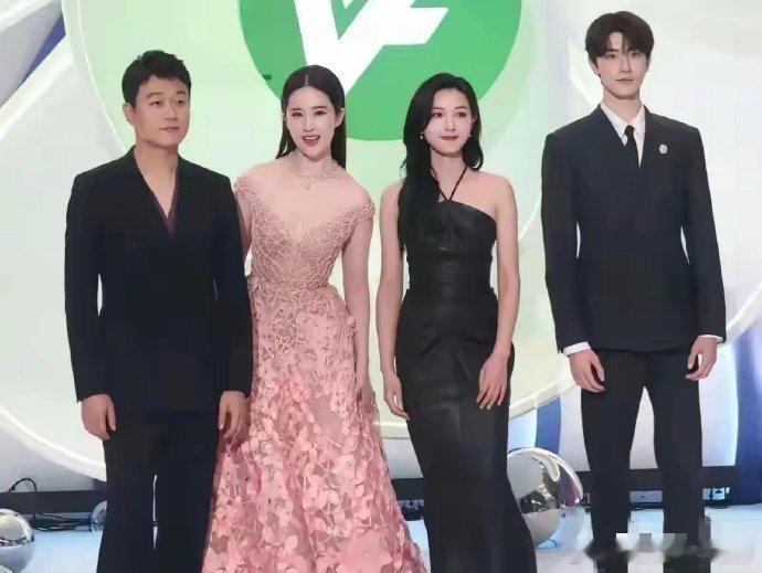 第一次感受到直角肩的冲击！万茜和天仙站在一起竟然一点没输！ 