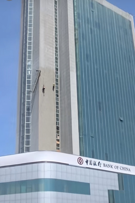 #当地回应2高空作业工人悬挂半空#【许昌一银行大楼外两名高空作业工人悬挂半空 当
