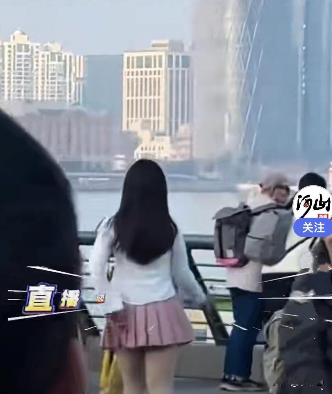 近日，上海外滩一女子占道直播跳舞，面对无人机的喊话：“您的直播行为已被记录，请即