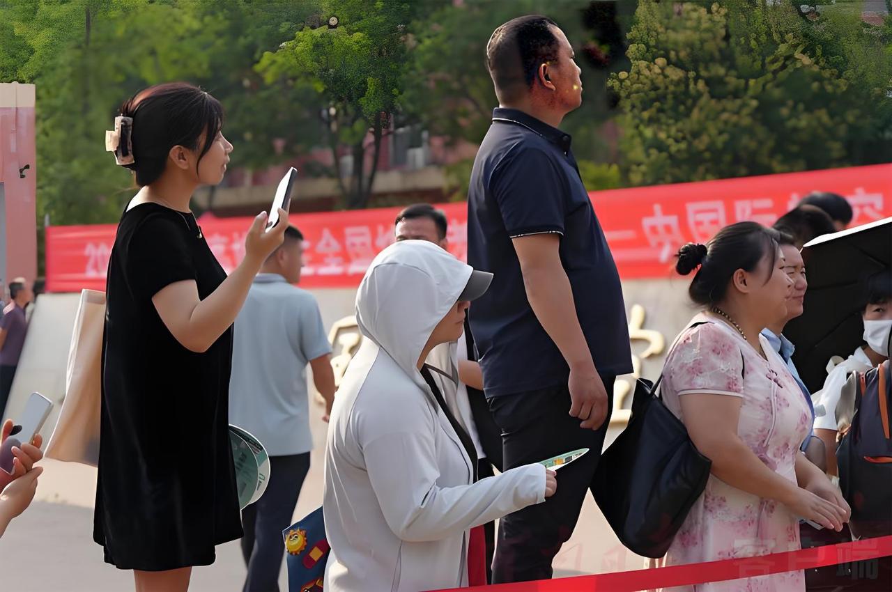 我在考场外等孩子：心里藏了一万种情绪。在考场外等孩子是什么心情

我在考场外等孩