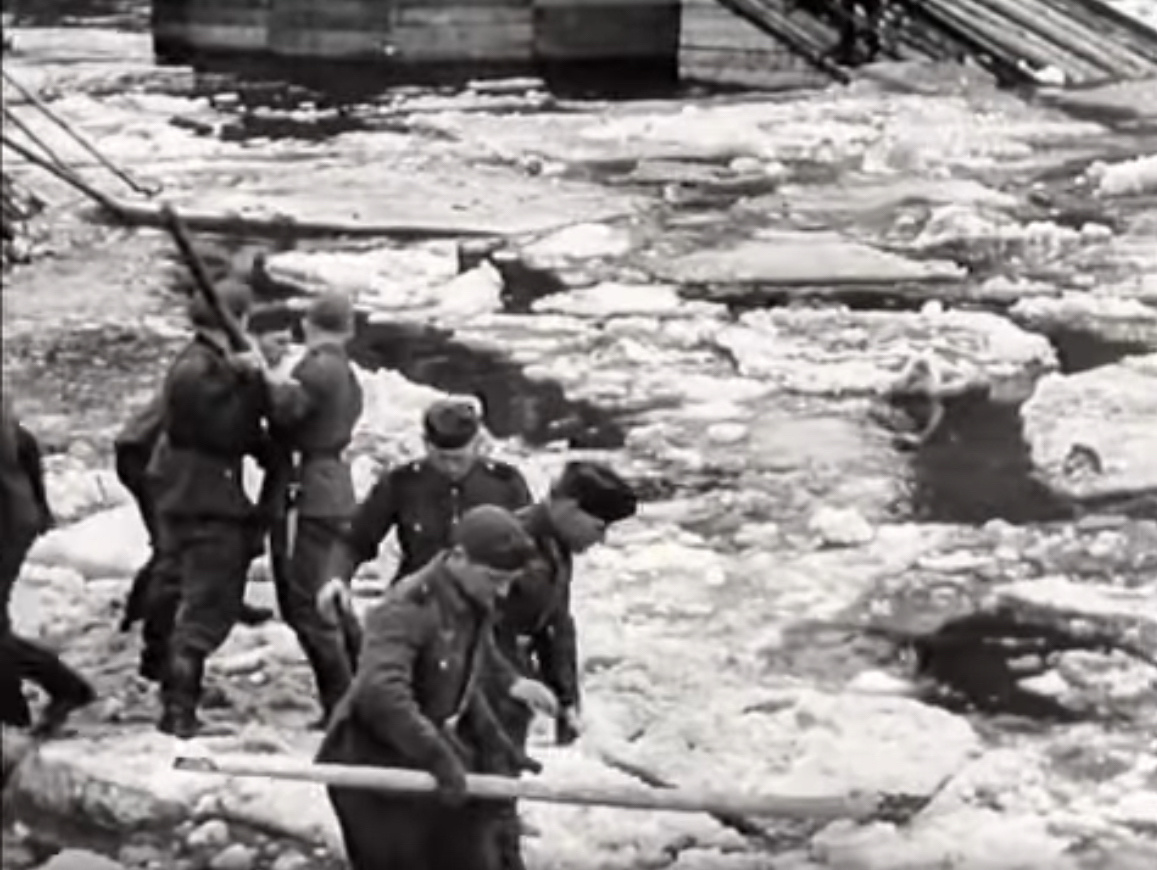 【来自投稿】1941年冬天 德军用炸药炸开俄罗斯一条结冰的河流 