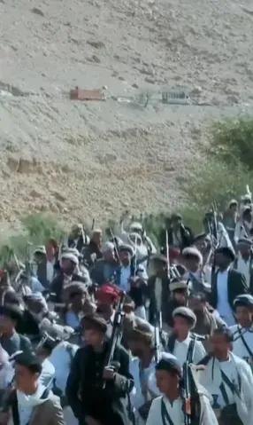 中东地区一支重要的武装力量，近日组织了一场长途拉练，只见他们虽然并没有统一服装，